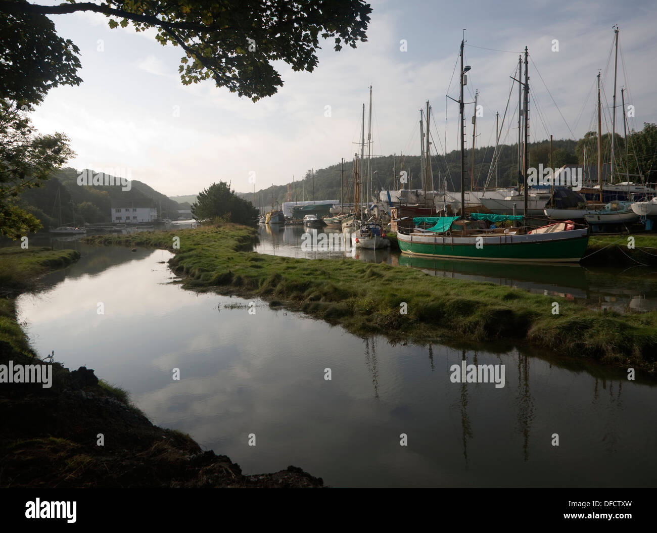 Barche sul fiume Helford Gweek Cornwall Inghilterra Foto Stock