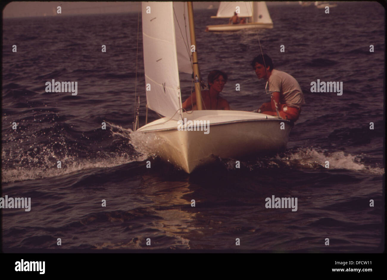 Questa fotografia mostra un concorrente alla Annapolis-Newport Race sulla Chesapeake Bay. L'immagine cattura la barca a vela nelle prime ore del mattino, evidenziando l'importanza di questo evento competitivo. Foto Stock