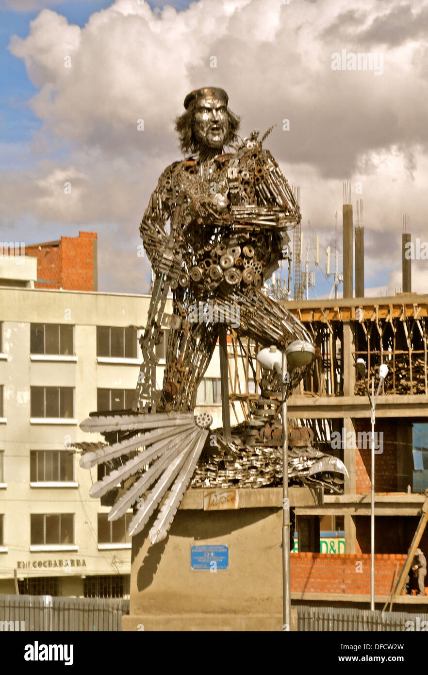 Un metallo di scarto statua argentino di Freedom Fighter, Ernesto "Che" Guevarra in corrispondenza di una intersezione stradale di El Alto, La Paz, Bolivia Foto Stock