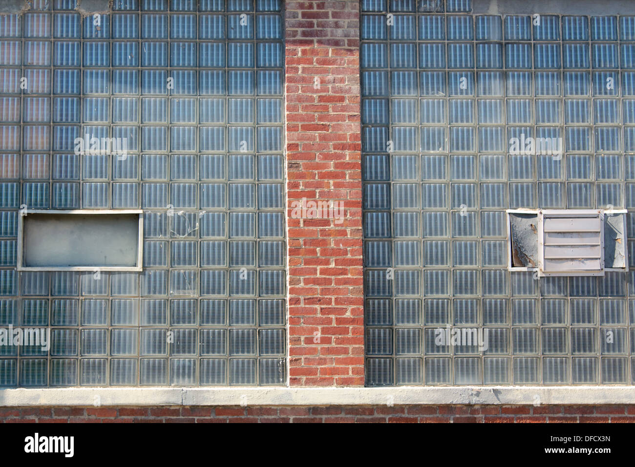 Mattoni in vetro su di un lato della fabbrica. Foto Stock