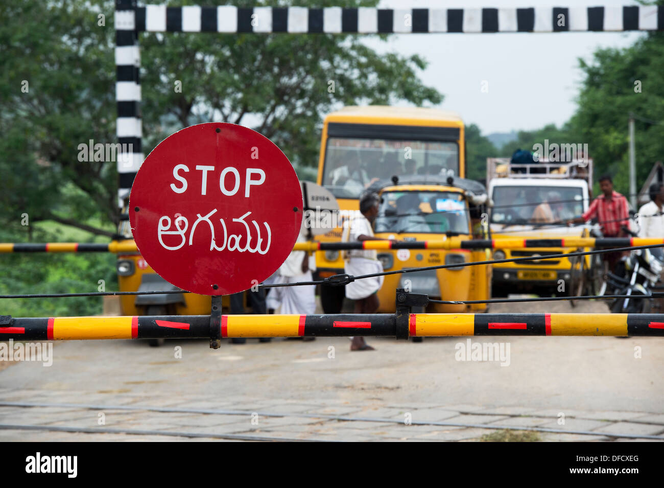 Il segnale di arresto su un Indiano passaggio a livello ferroviario. Andhra Pradesh, India Foto Stock