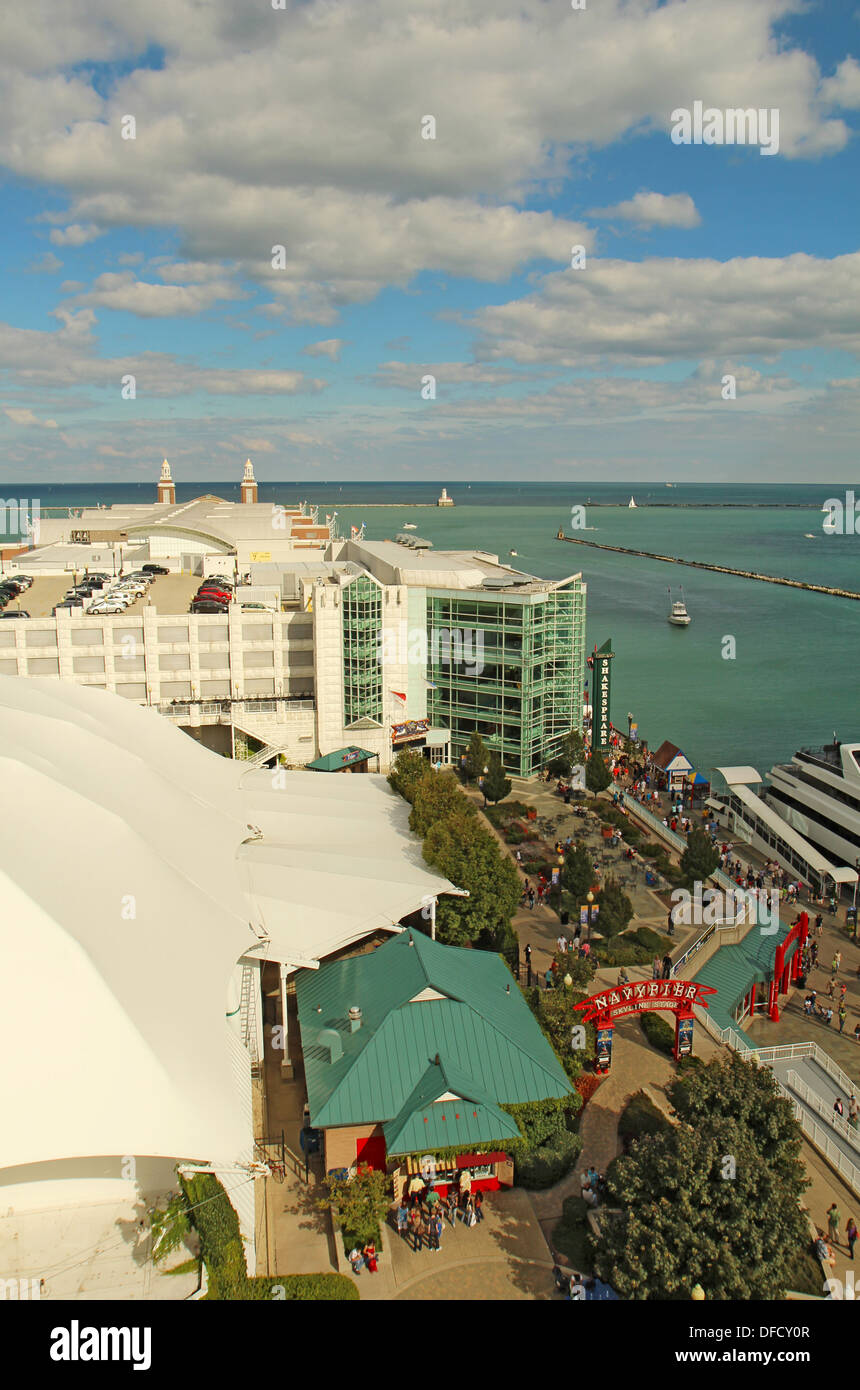 Vista aerea del Teatro di Shakespeare, garage e east end di Navy Pier in Chicago, l'Illinois in verticale Foto Stock