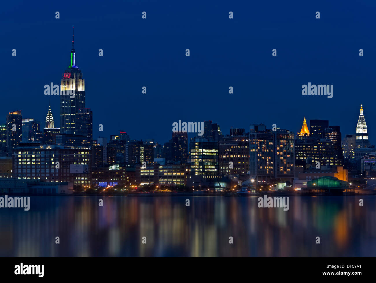 Sullo skyline di New York durante le ore di colore blu dopo il tramonto. L'Empire State Building. Foto Stock