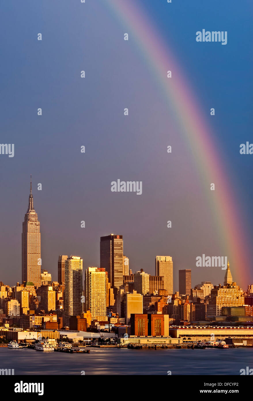 Un arcobaleno appare sopra la città di New York skyline dopo un'estate con doccia a pioggia. Foto Stock