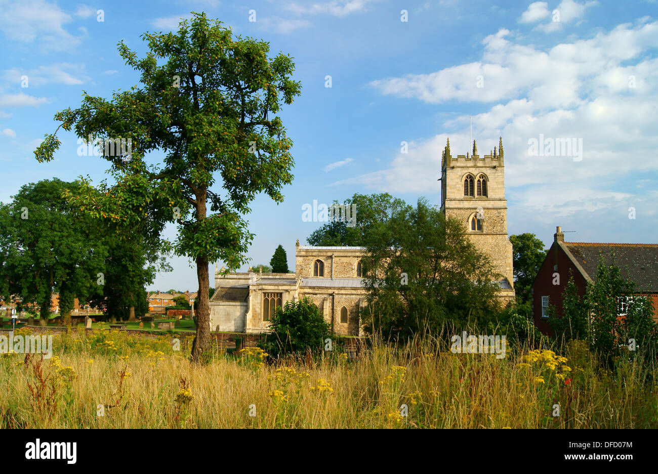 UK,South Yorkshire,Thorne,la chiesa di San Nicola & Peel Hill Castle sterro Foto Stock