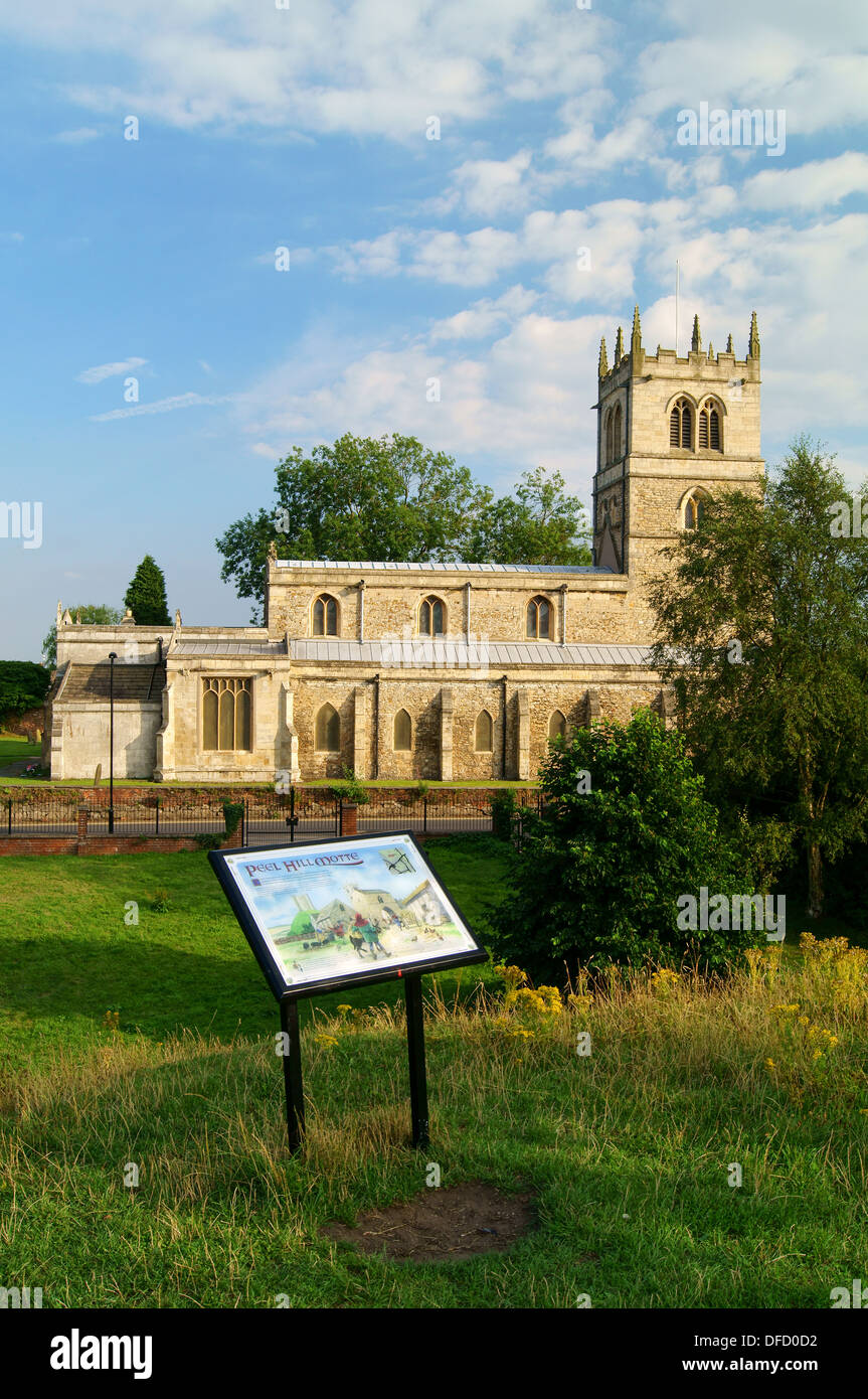 UK,South Yorkshire,Thorne,la chiesa di San Nicola & Peel Hill Castle sterro Foto Stock