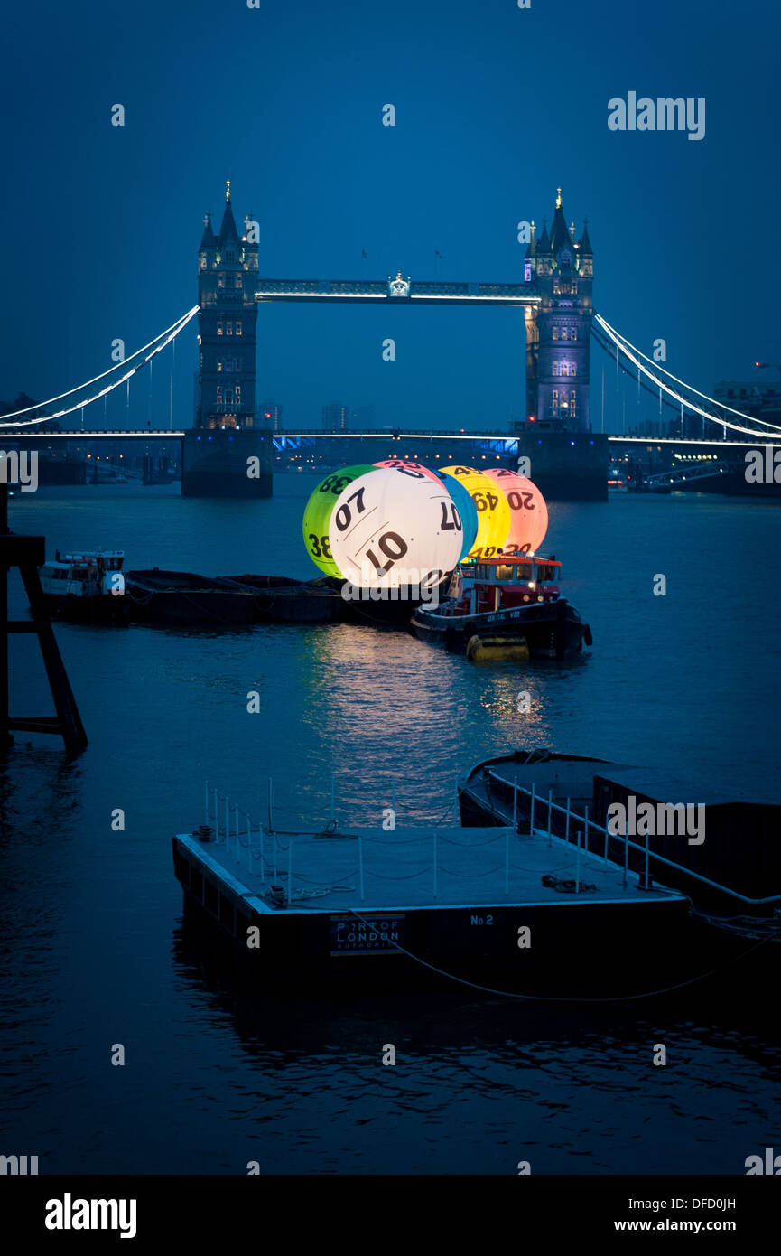 Regno Unito Lotteria Nazionale sfere sul Fiume Tamigi di fronte il Tower Bridge di Londra. Foto Stock