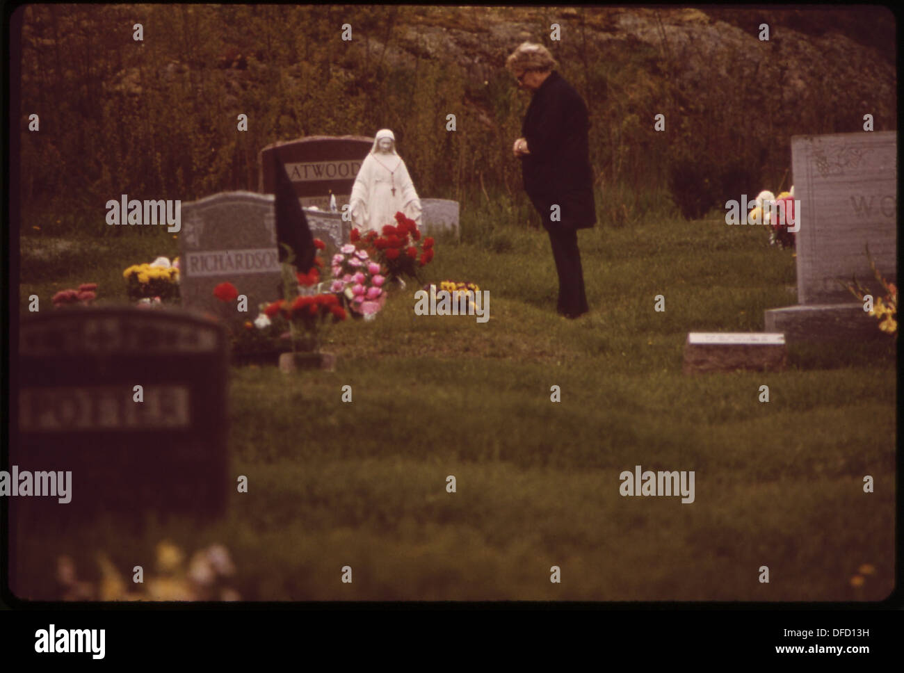 Una fotografia del cimitero di Eastport nel Memorial Day del 1973, che cattura la solennità e la tradizione del giorno in cui le persone onorano i veterani militari. Foto Stock