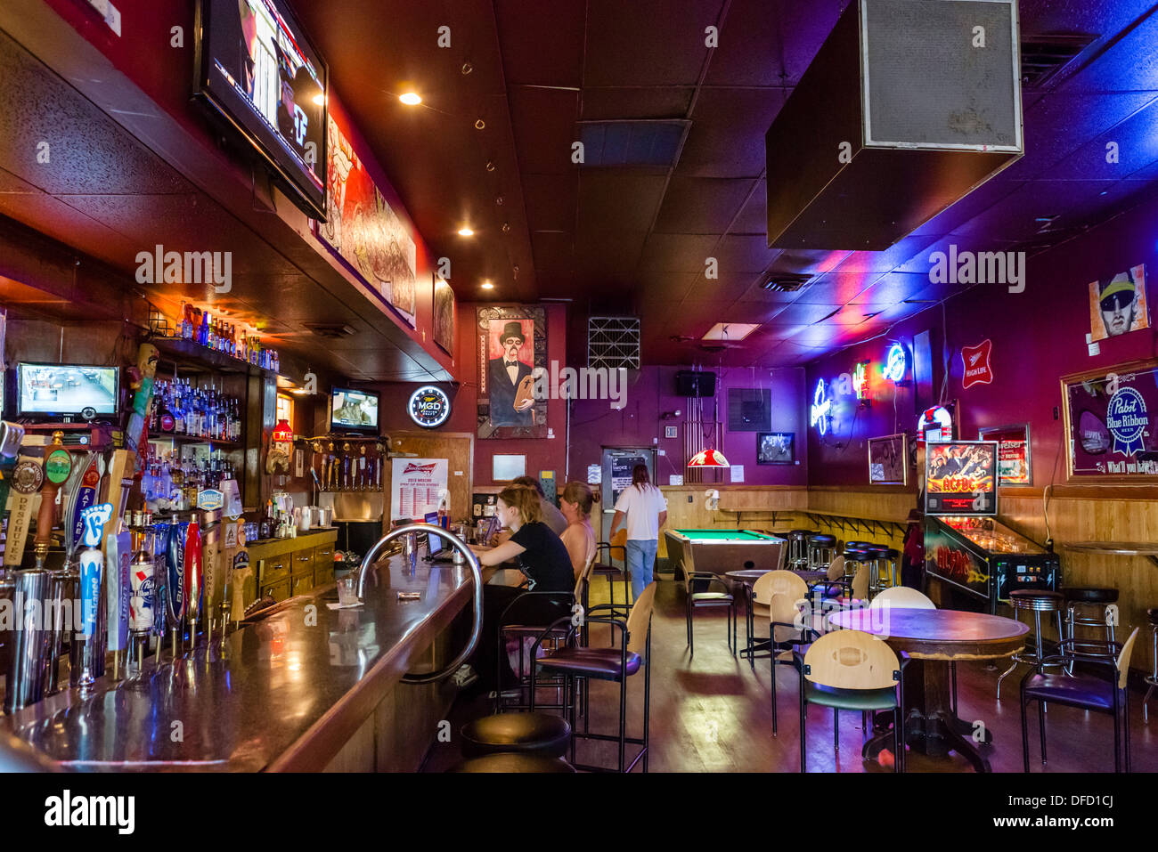 Interno di un salone bar ad ovest sulla strada principale del centro storico di Boise, Idaho, Stati Uniti d'America Foto Stock