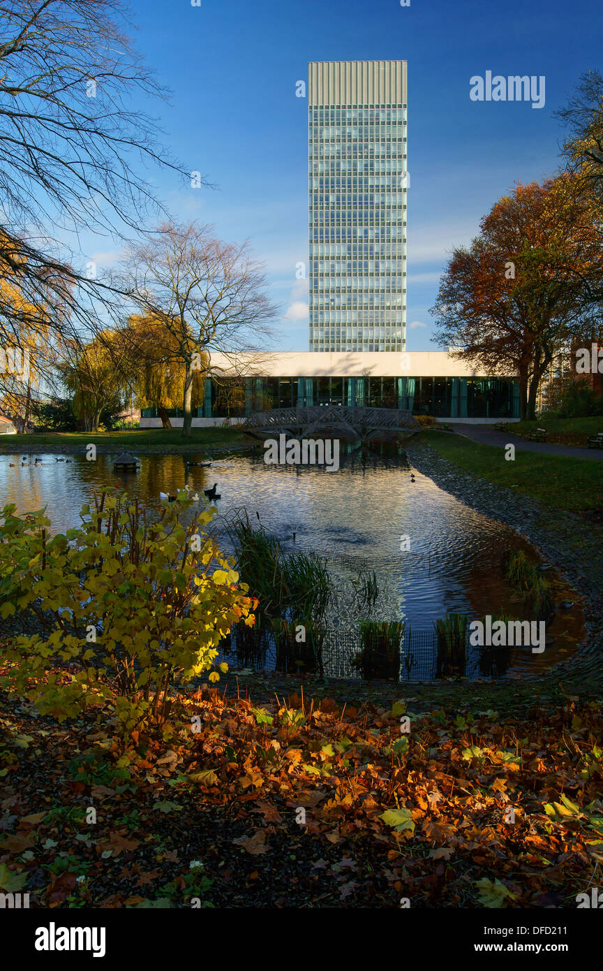 UK,South Yorkshire,Sheffield,Università di Sheffield Arts Tower e il Weston Park stagno Foto Stock