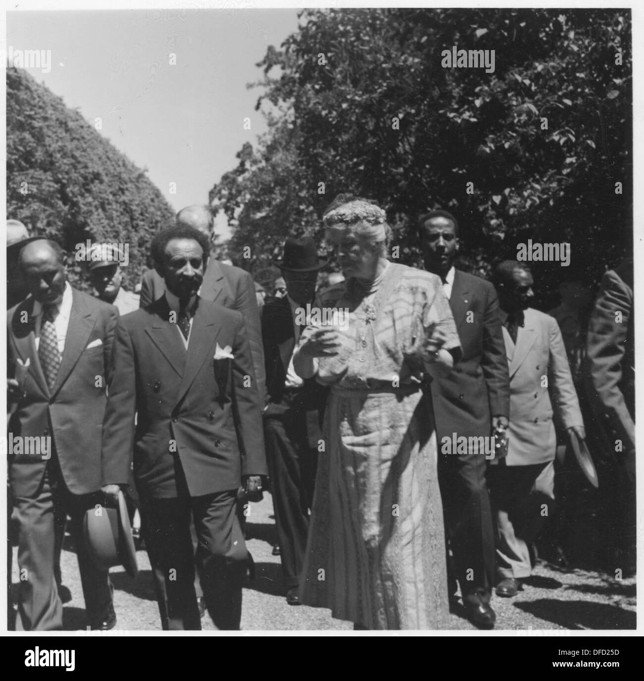 Eleanor Roosevelt e l'imperatore Haile Selassié d'Etiopia si incontrano a Hyde Park, New York, nel 1954, un significativo incontro diplomatico tra due leader globali. Foto Stock