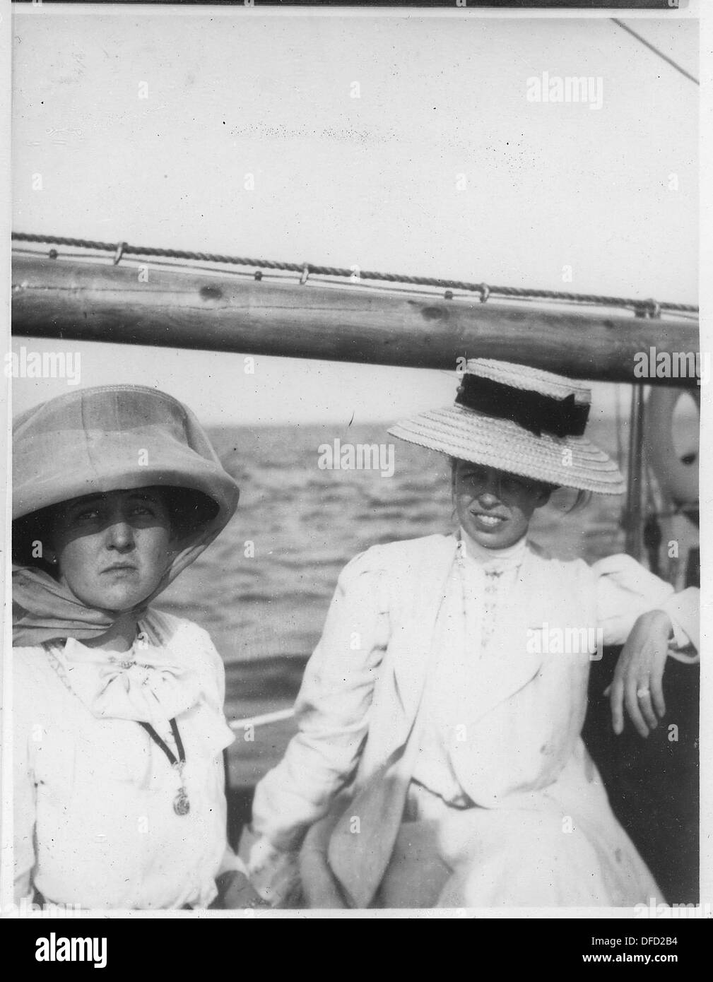 Eleanor Roosevelt e sua cognata, Laura Delano, sono mostrate all'isola di Campobello nel 1968. La posizione era significativa dato che i Roosevelt spesso trascorrevano del tempo durante i mesi estivi. Foto Stock