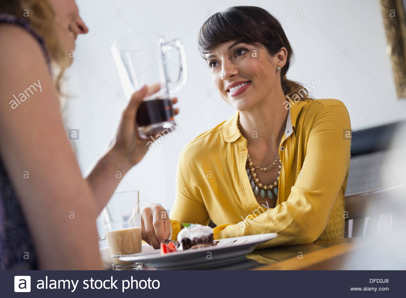 Amici di sesso femminile di parlare mentre dining out Foto Stock