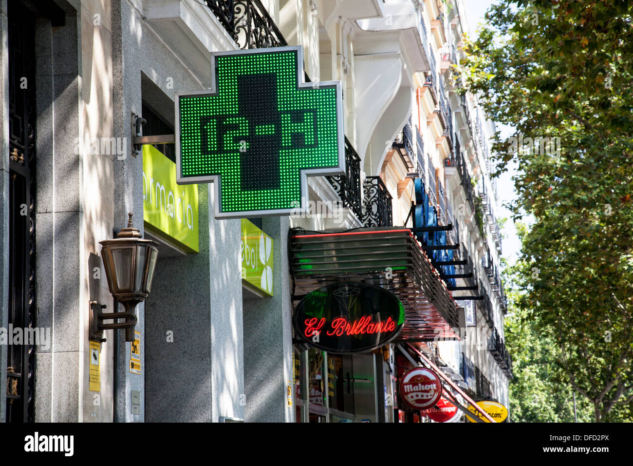 Farmacia sign in Madrid Foto Stock