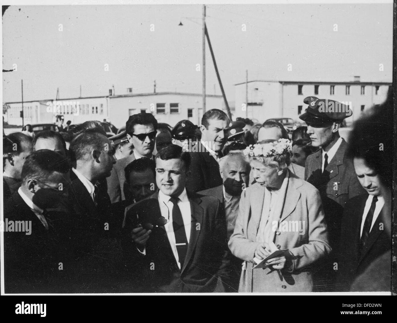 Eleanor Roosevelt è raffigurata con i combattenti per la libertà ungheresi a Camp Hallorun a Salisburgo, Austria. L'immagine cattura un momento significativo nella storia europea del dopoguerra, mettendo in evidenza gli sforzi umanitari di Roosevelt. Foto Stock