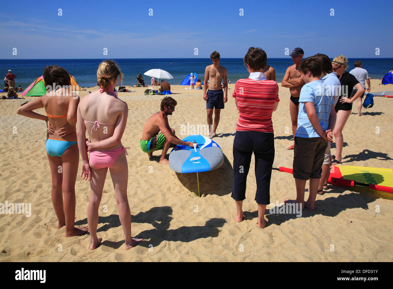 Surfer a Westerland Beach, isola di Sylt, Schleswig-Holstein, Germania Foto Stock