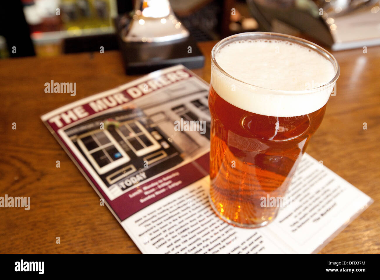 Una pinta di birra e il menu sulla barra, gli assassini pub ristorante, NORWICH, NORFOLK REGNO UNITO Foto Stock