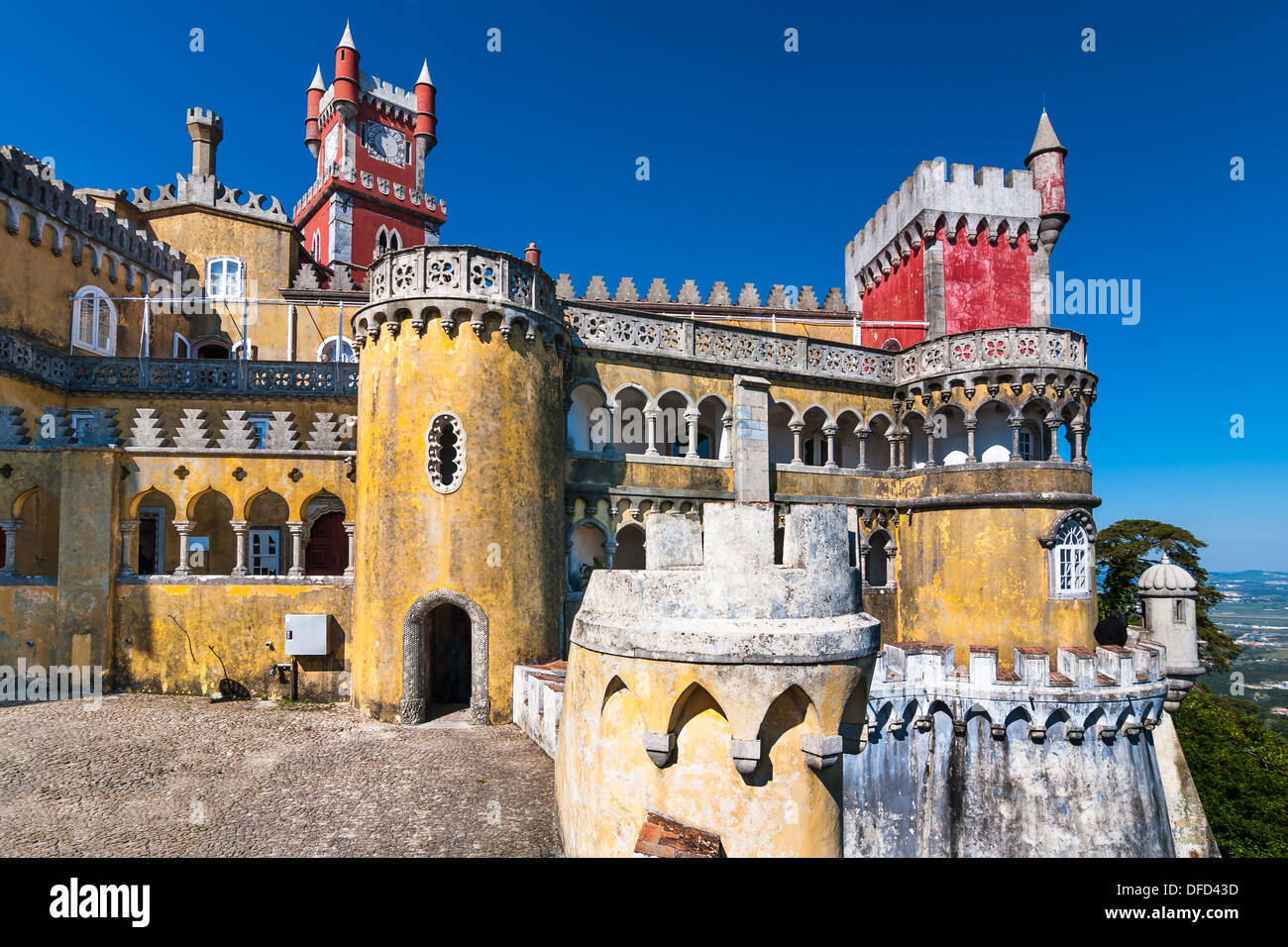 Pena Palace è il più antico palazzo ispirata dal Romanticismo europeo. Esso si trova a Sintra, Portogallo. Foto Stock