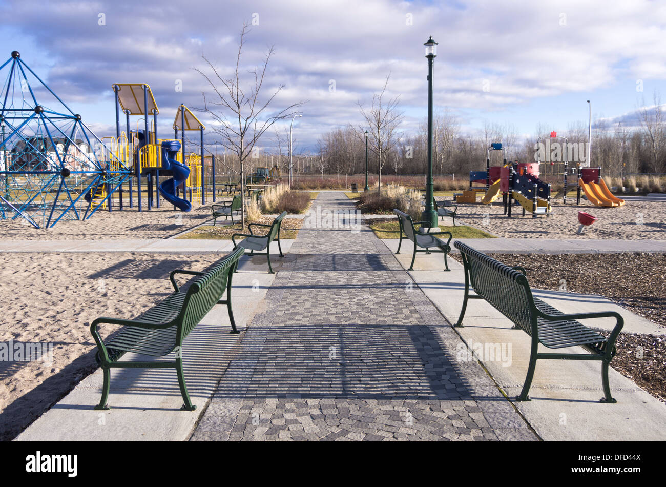 Area giochi per bambini in una zona residenziale park Foto Stock