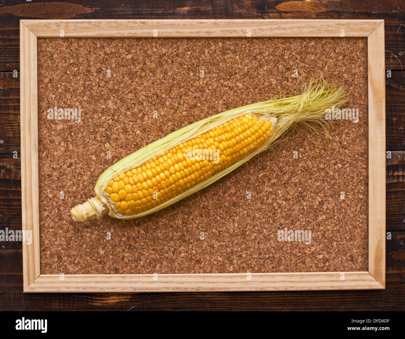 Spiga del granoturco sulle bulleting board. Autunno stagione di mietitura. Foto Stock