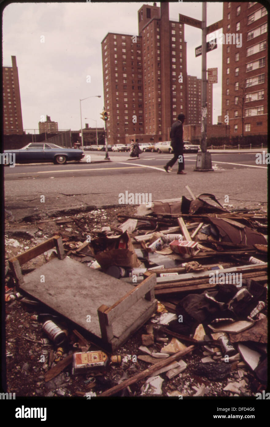 Fotografia di un lotto vuoto disseminato di spazzatura alla 108th Street e Lexington Avenue a Manhattan, che mostra l'abbandono urbano e le questioni ambientali. Foto Stock