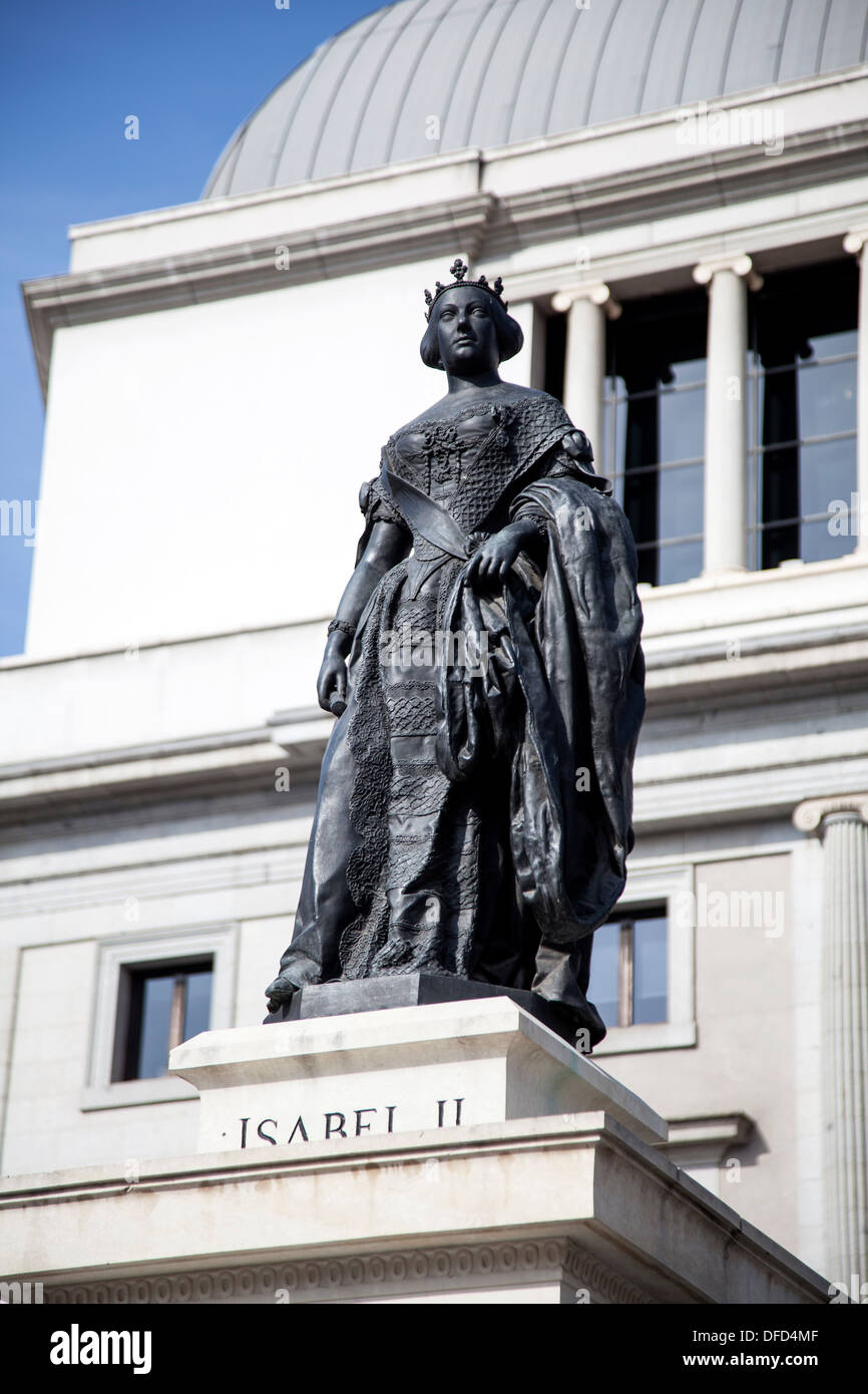 La regina Isabel statua alla Opera House di Madrid Spagna españa ella Commissione la costruzione dell'Opera House Foto Stock