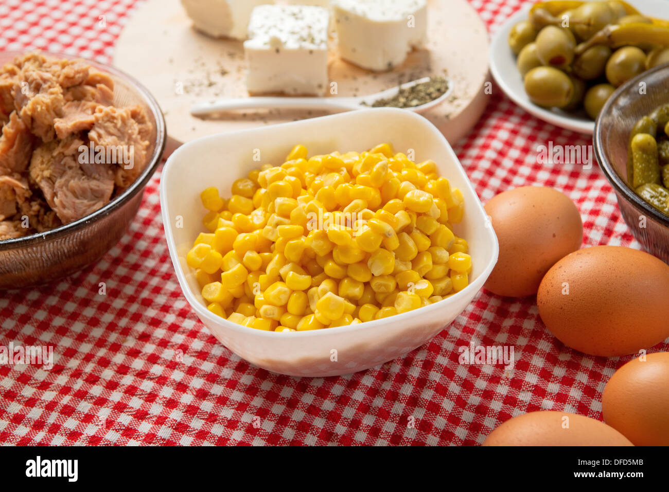 Il mais dolce e in altri ingredienti alimentari sul tavolo della cucina Foto Stock