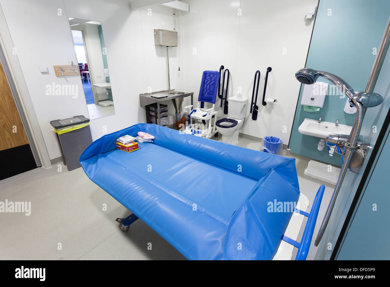 Bagno e servizi igienici in esigenze speciali unità di scuola Foto Stock