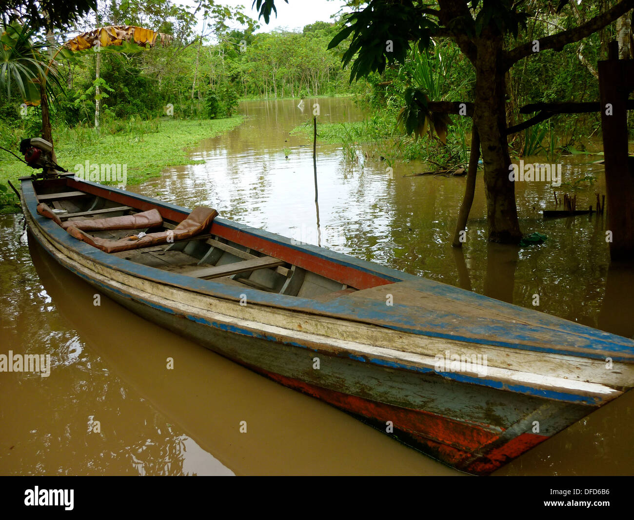 Una barca di legno nel fiume del Amazon, vicino a Iquitos, Perù Foto stock  - Alamy