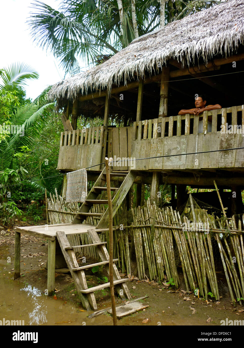 Una tipica casa di legno in una comunità del villaggio nella foresta amazzonica, vicino a Iquitos, Loreto, Perù Foto Stock