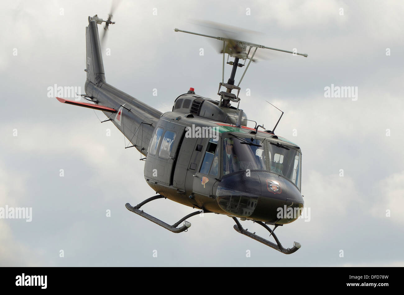 Un Bell UH-1 "Huey' elicottero a un display dell'aria. "Huey' è l'immagine della guerra del Vietnam. Questo conservato esempio restaurato in noi Vietnam era di colori Foto Stock