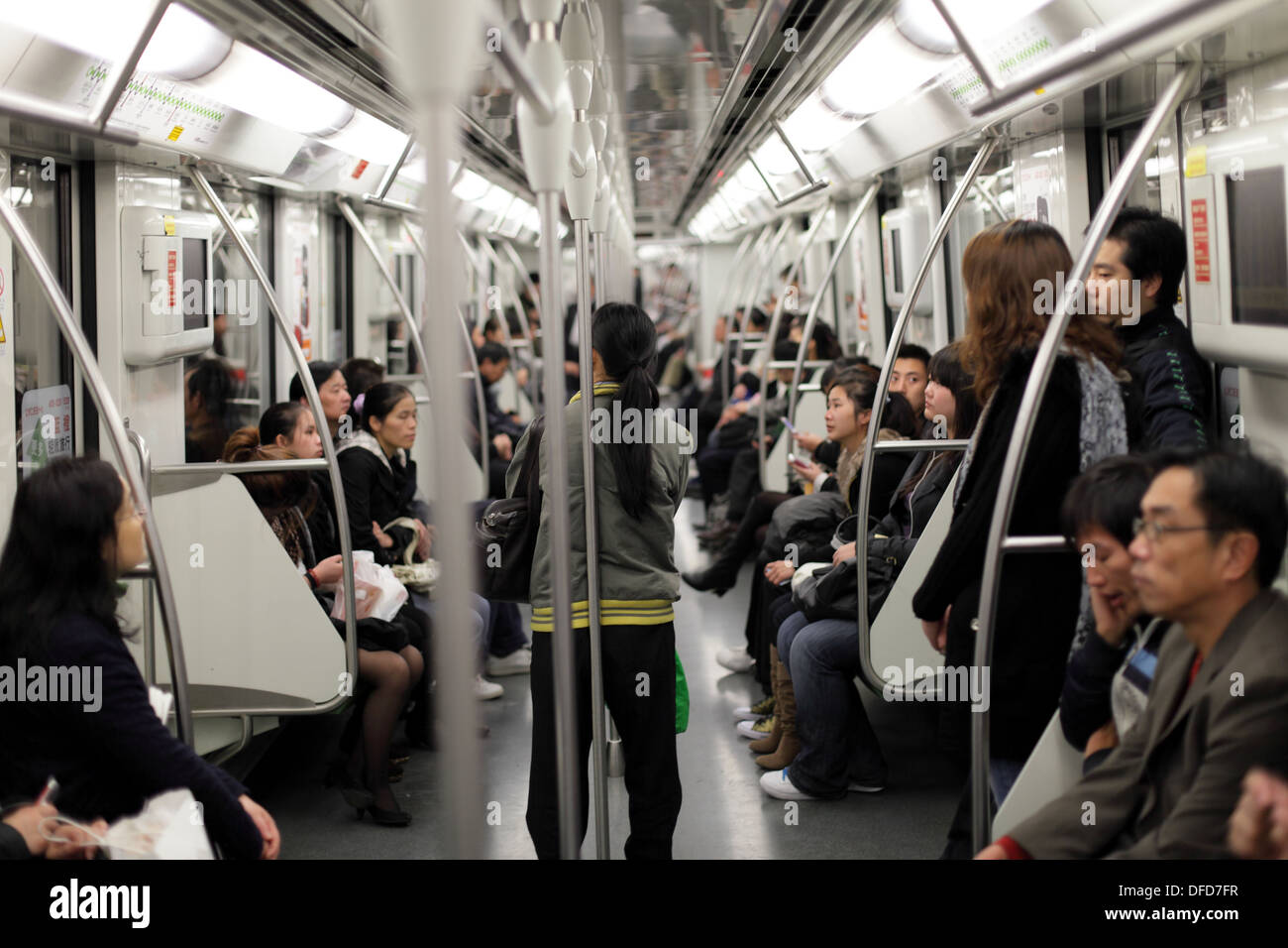 Pendolari nella metropolitana di Shanghai in Cina Foto Stock