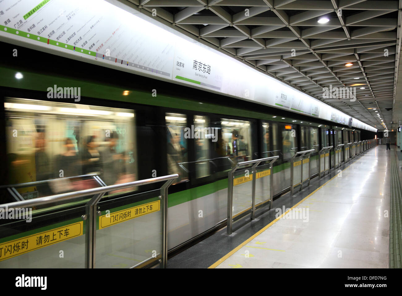 La stazione della metropolitana di Shanghai, Cina Foto Stock
