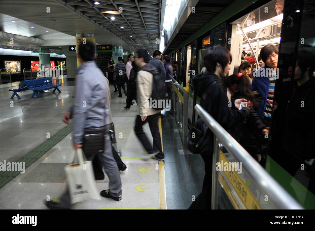 Con il treno alla stazione della metropolitana di Shanghai, Cina Foto Stock
