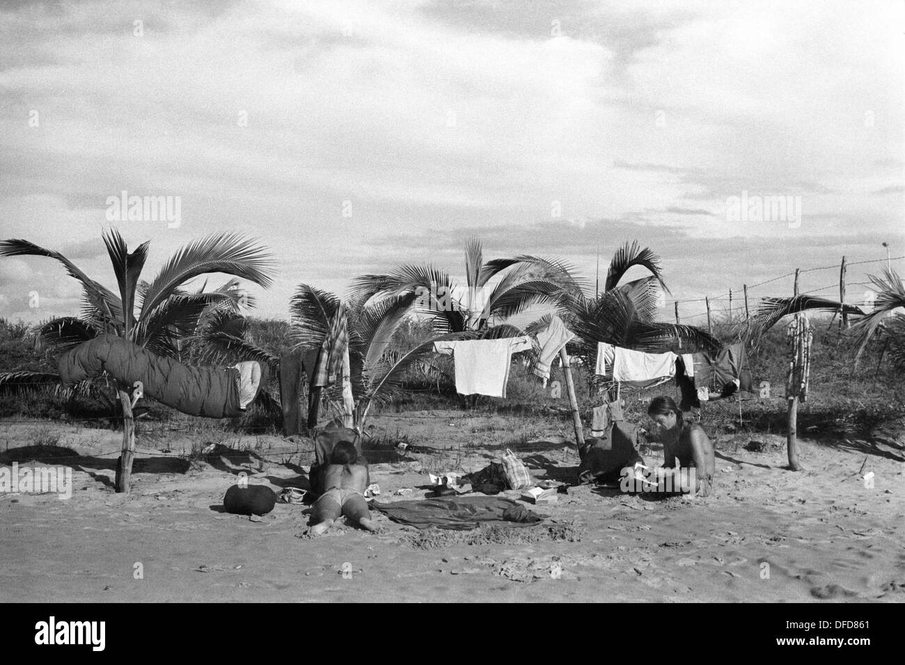 Mazatlan Messico anni '70. I turisti americani si accampano all'aperto vicino alla spiaggia. Vestiti e sacco a pelo appesi ad asciugare. Stato messicano del Sinaloa 1973. HOMER SYKES Foto Stock