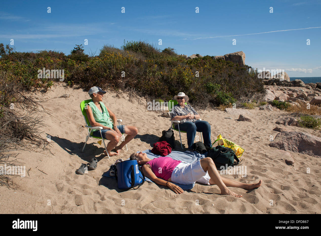 A fine estate, tre donne rilassarsi presso Hammonasset Beach State Park, Madison Connecticut. Foto Stock