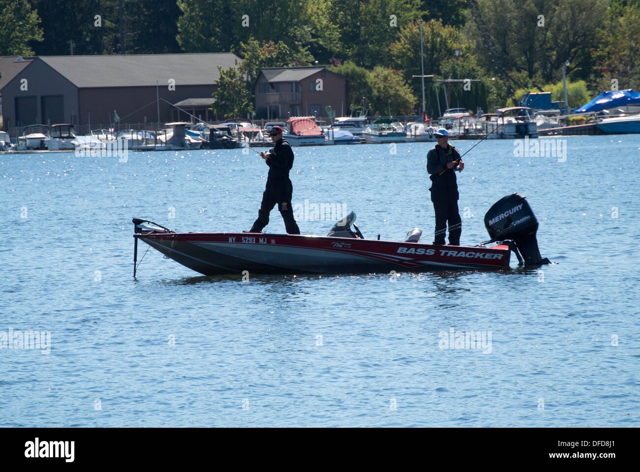 Bass pesca sul Sodus Bay, NY. Foto Stock