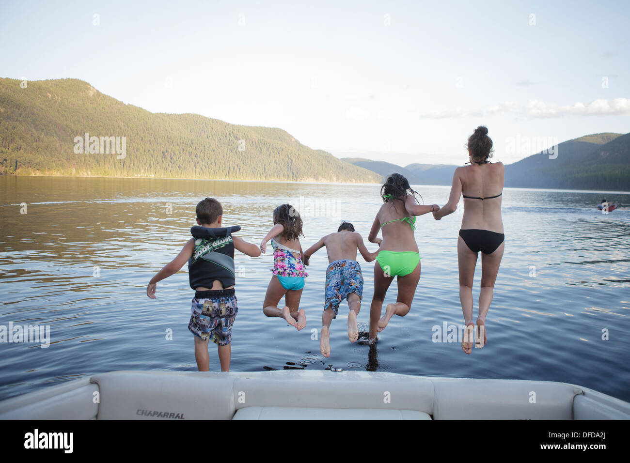 Bambini il salto nell'acqua Foto Stock