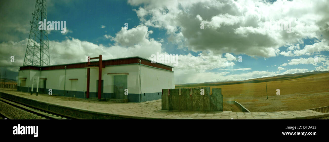 Il Tibet, Cina - Ott 2010:Unmanned Gurrong stazione ferroviaria lungo l'alta quota di Qinghai Tibet - stazione ferroviaria tra Pechino e Lhasa, i mondi più elevati Foto Stock