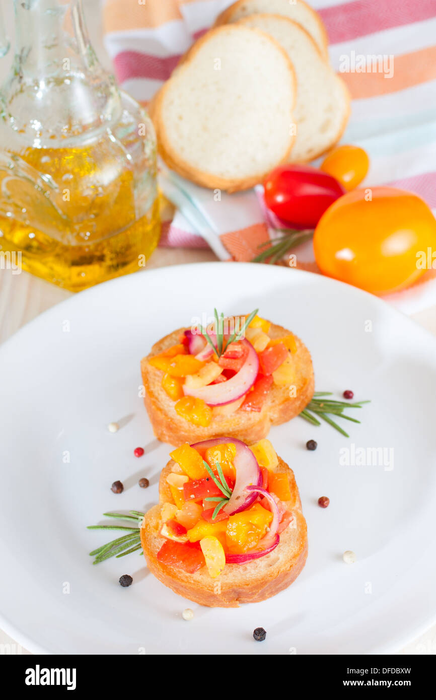Bruschetta con pomodori freschi, cipolla rossa, olio d'oliva Foto Stock