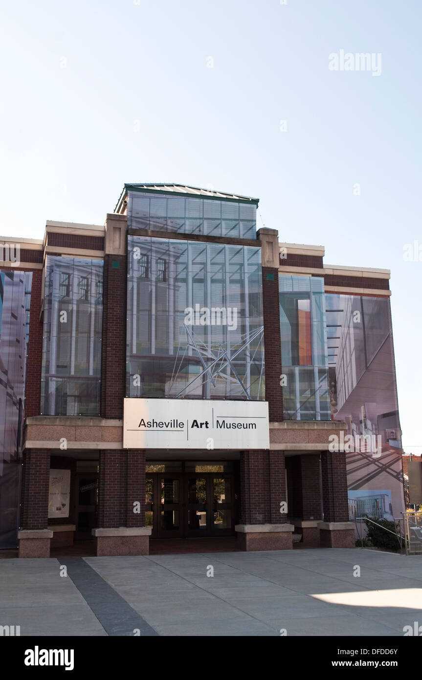 Esterno di Asheville Art Museum a 2 Sud Pack Square, in Asheville, NC, Stati Uniti d'America. Foto Stock