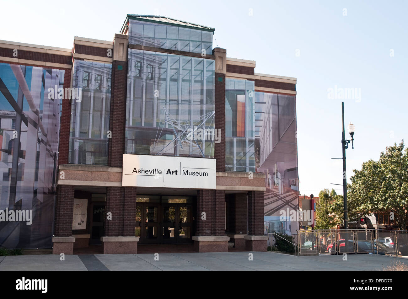 Esterno di Asheville Art Museum a 2 Sud Pack Square, in Asheville, NC, Stati Uniti d'America. Foto Stock