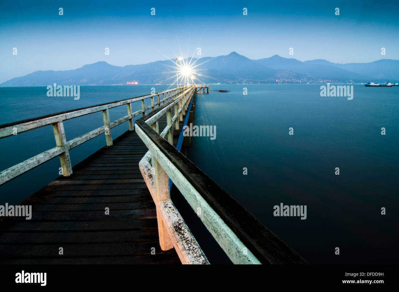 Una lunga esposizione di 'Pontal da Cruz' Pier, in Sao Sebastiao città, Sao Paulo membro a riva, Brasile Foto Stock