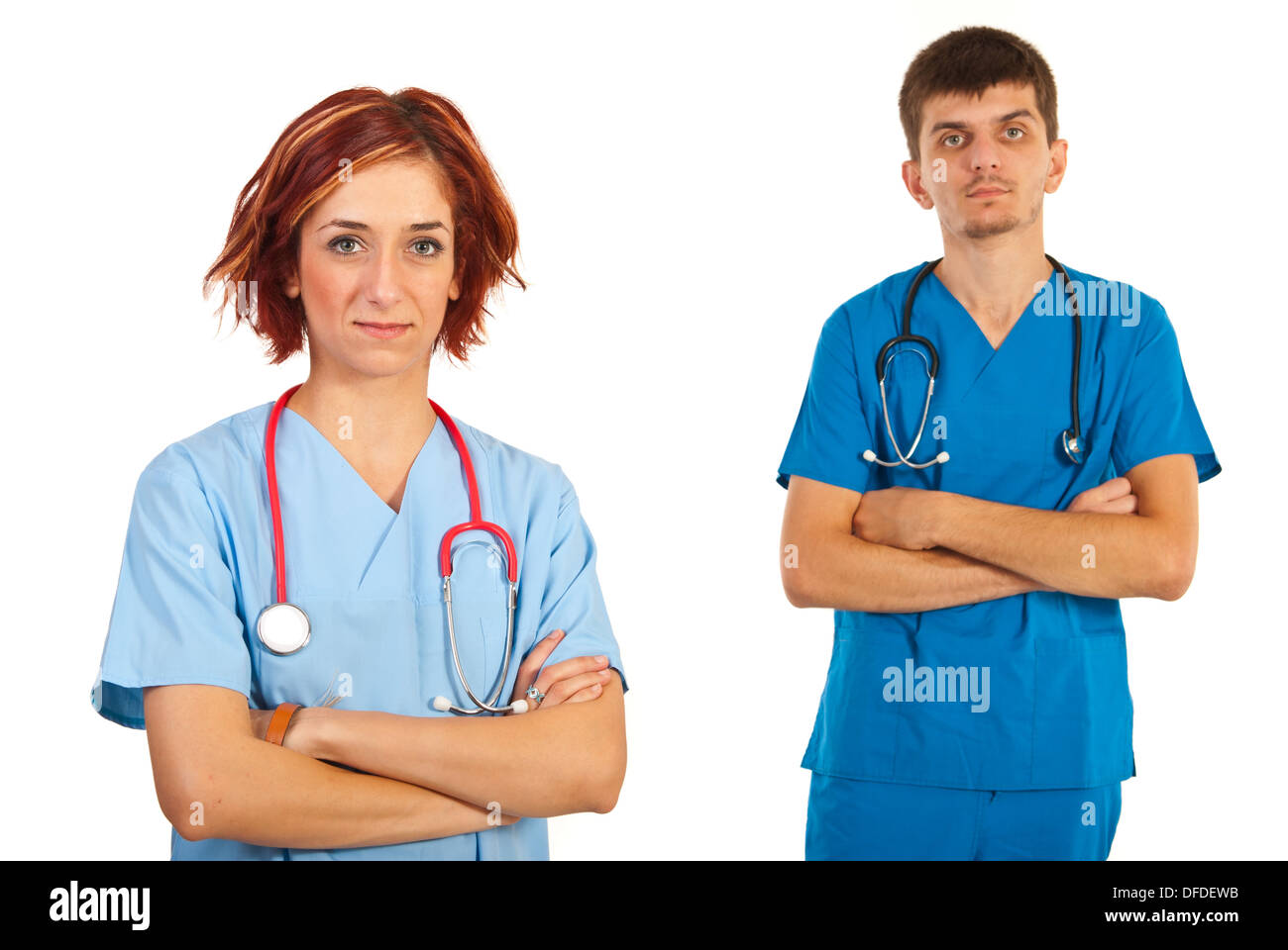 I giovani medici squadra in piedi con le braccia incrociate isolato su sfondo bianco Foto Stock