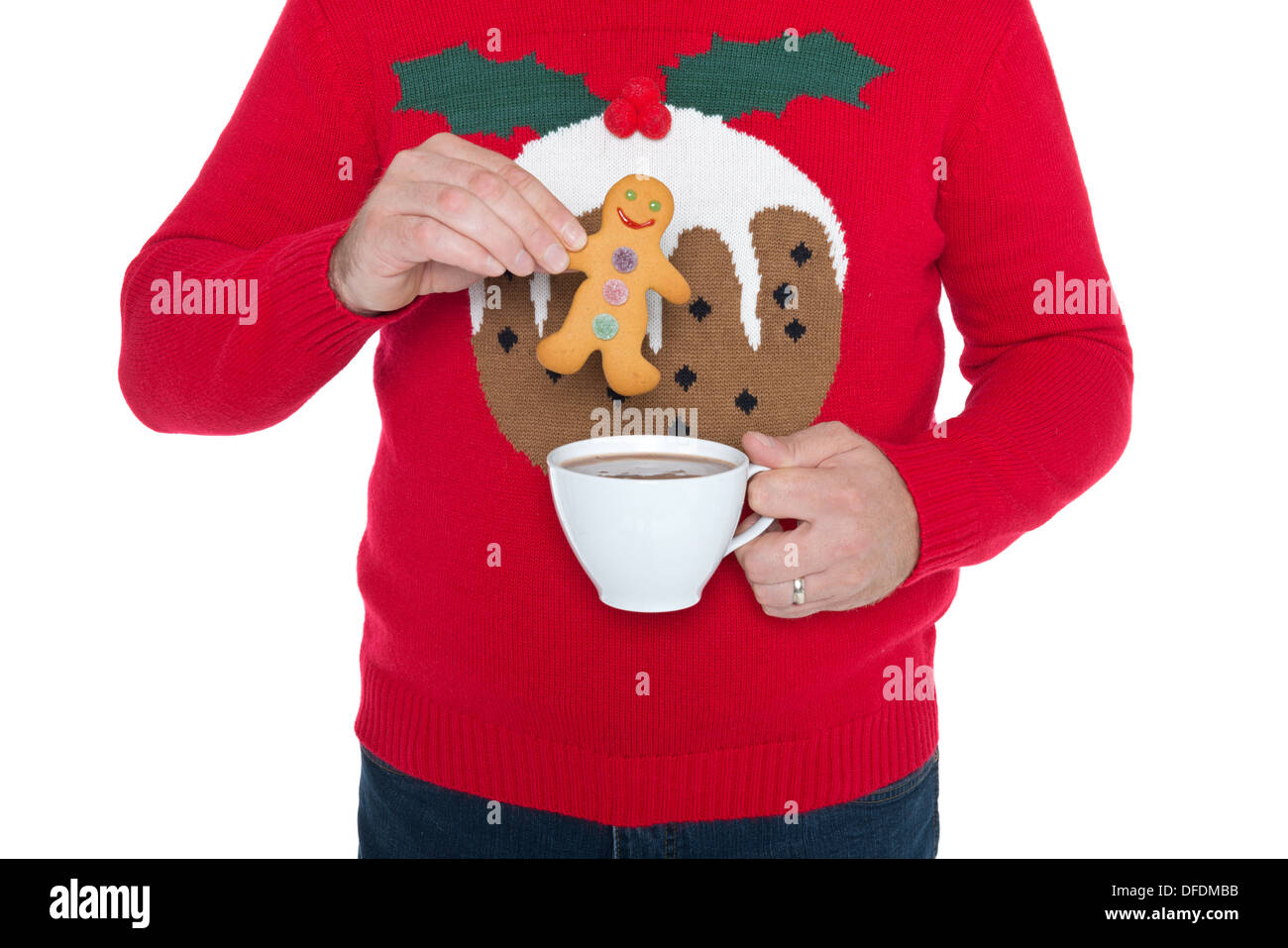 Uomo che indossa un ponticello di Natale sta per immergere un omino di pan di zenzero in una tazza di cioccolata calda, isolata contro uno sfondo bianco. Foto Stock