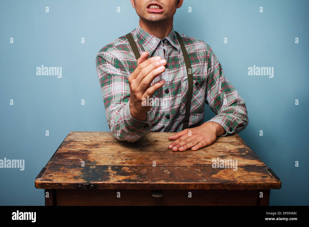 Giovani lumberjack è sempre pronto al braccio combattiamo Foto Stock