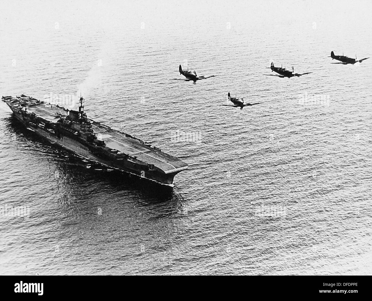 HMS indomabile e Supermarine Seafires probabilmente 1940s Foto Stock