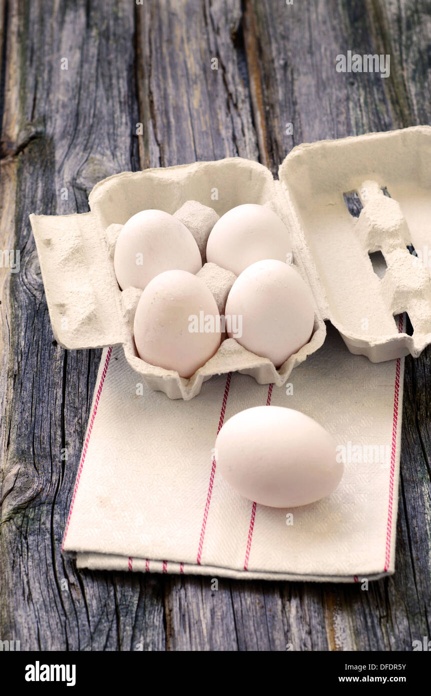 Bianco fresco uova uovo in scatola di cartone Foto Stock