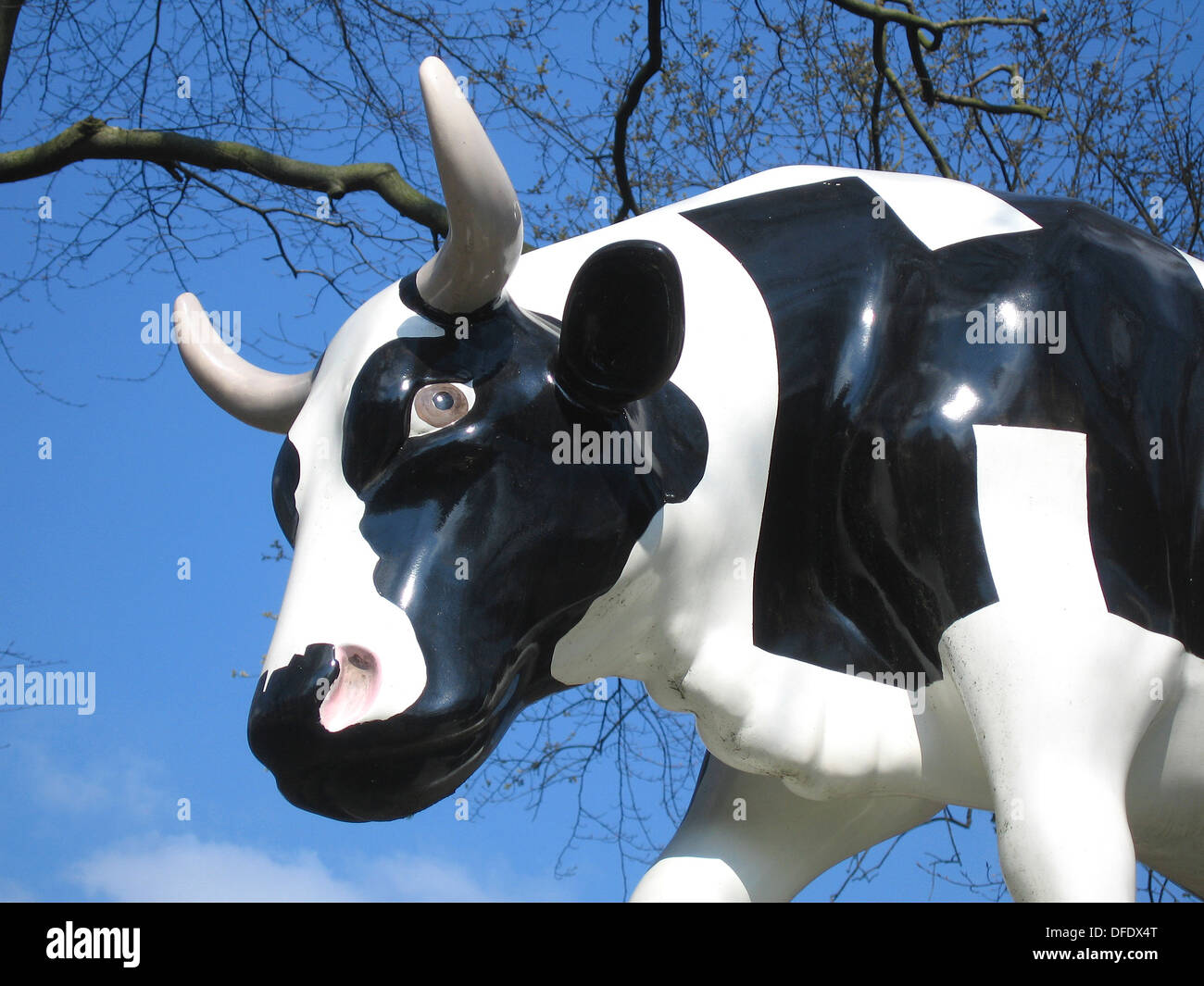 Scultura di mucca in bianco e nero Foto Stock