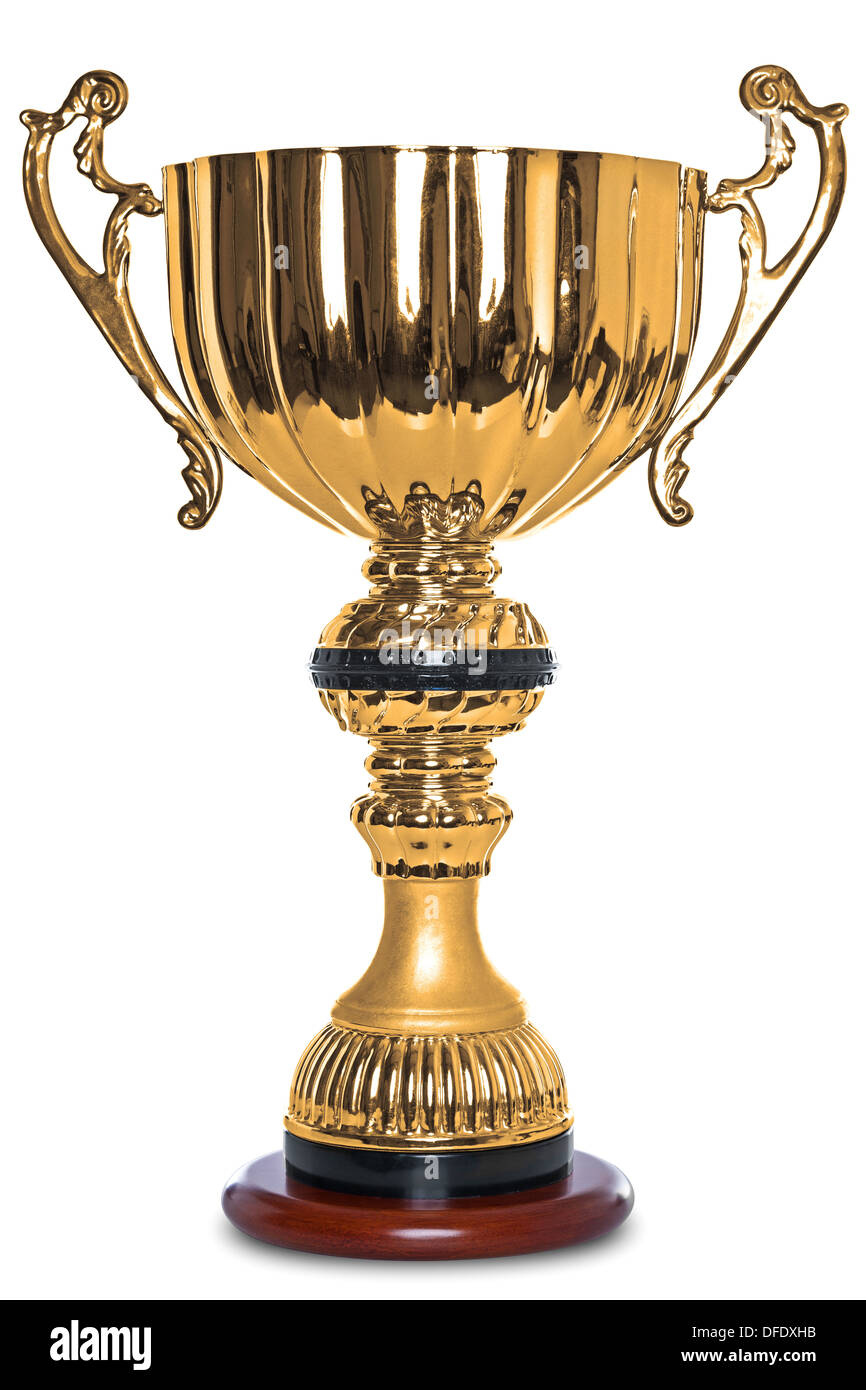 Foto di una grande oro del trofeo su un supporto in legno, isolata su uno sfondo bianco con percorso di clipping. Foto Stock